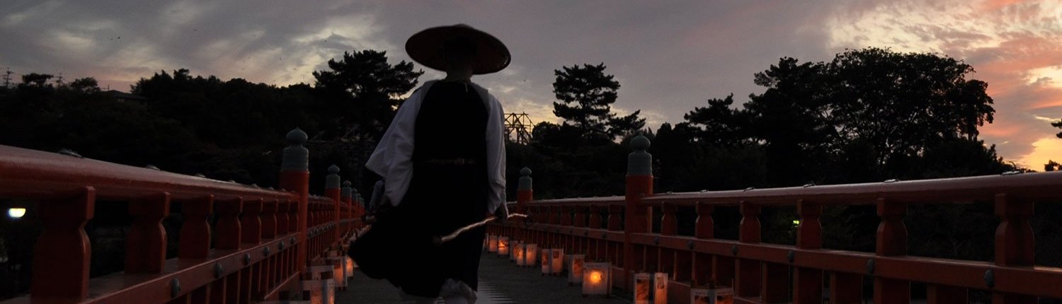 Moine sur le pont Togetsu-kyoi, Kyoto