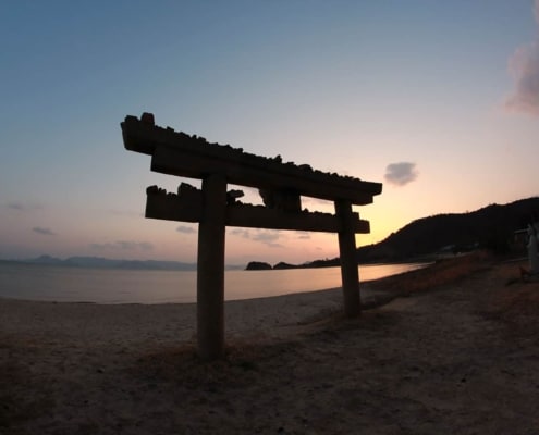 Torii sur une plage de Naoshima