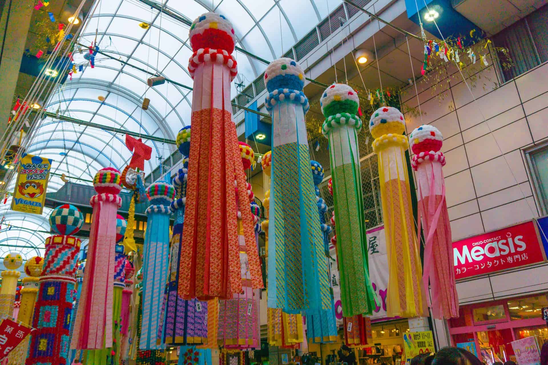 Banderoles multicolores du Tanabata Matsuri de Sendai